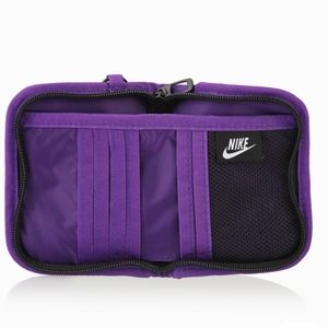 Nike Heritage Small Wallet. NWOT. Excellent Condition. Zipper Closure. Key Ring.